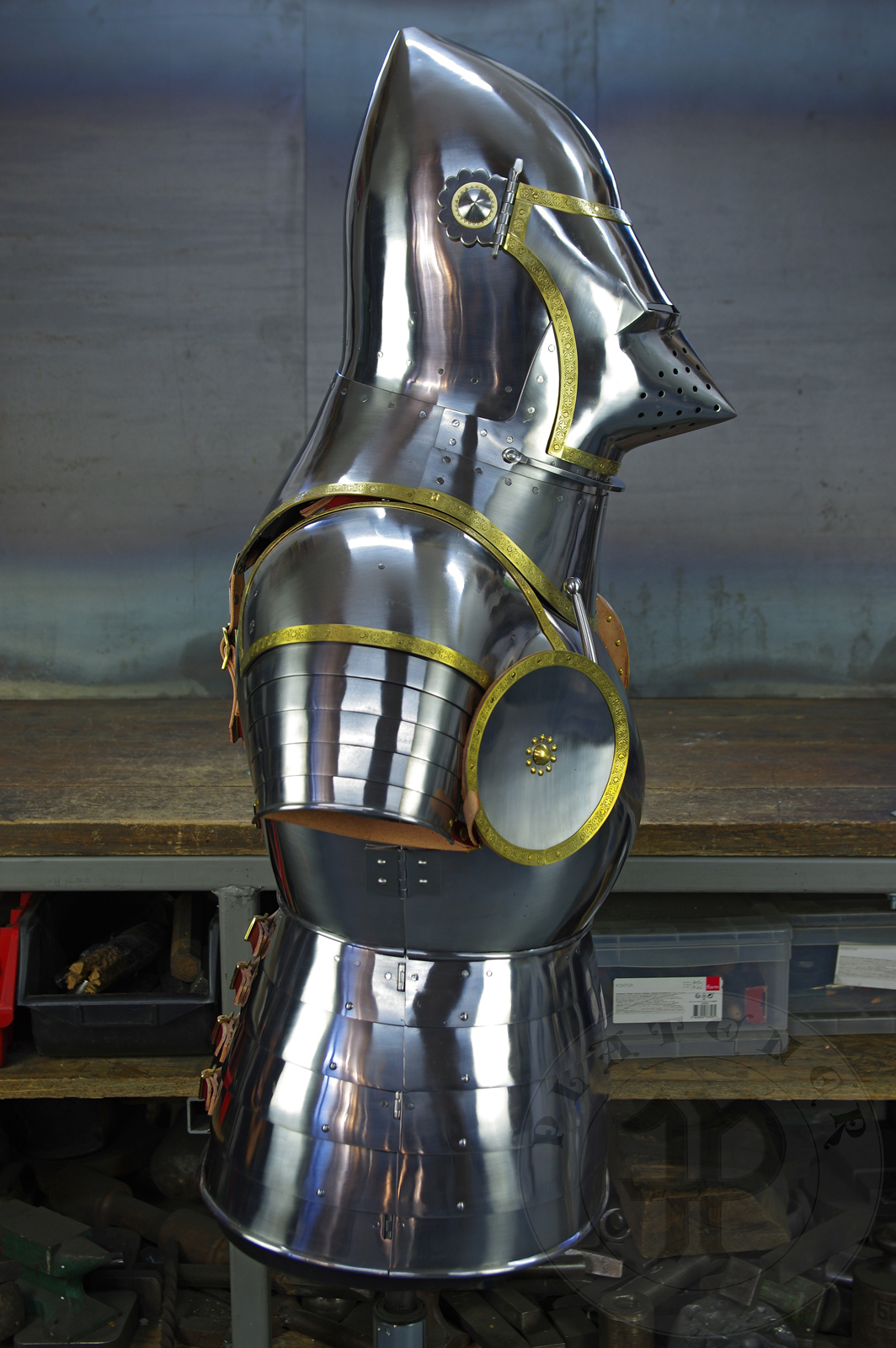 Part of armour inspired by depicts from Altar of St George of the Valencian school, circa 1410./Cz zbroi inspirowanej przedstawieniami z otarza w. Jerzego z warsztatu z Walencji, okoo 1410 rok.